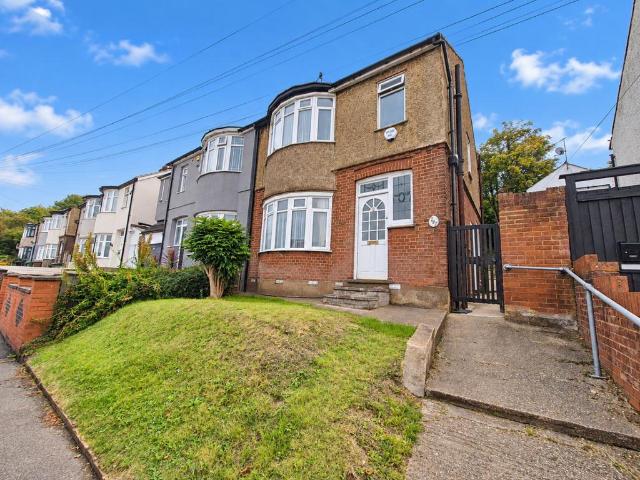 House for sale in Spring Park, Luton