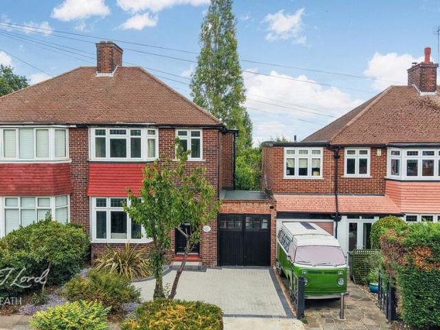House for sale in Shooters Hill, Greater London
