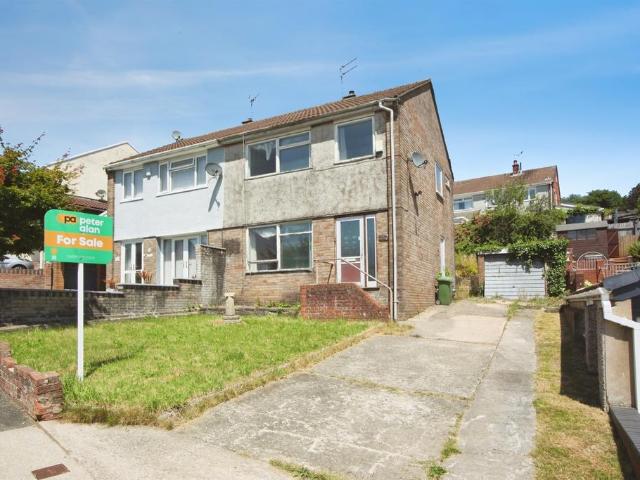 House for sale in Tonyrefail, Coedely