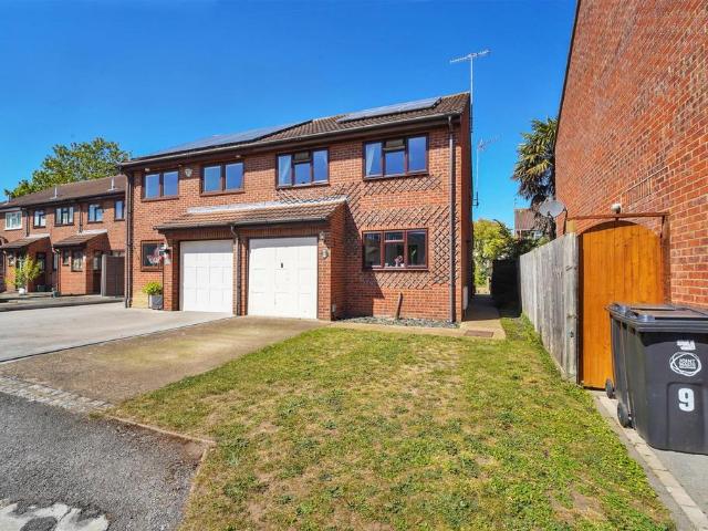 House for sale in Byfleet, Woking