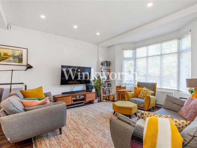 House for sale in Bowes, Greater London