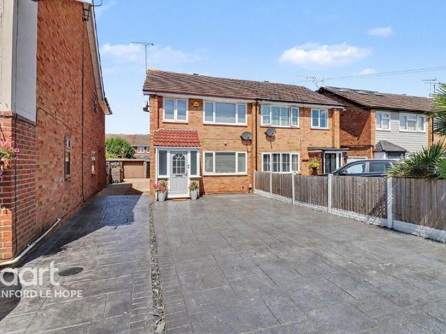 House for sale in Stanford-le-hope, Essex