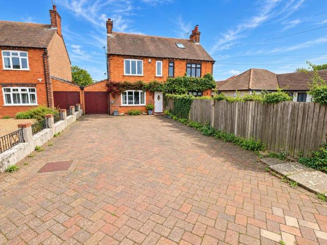 House for sale in Rushden, North Northamptonshire