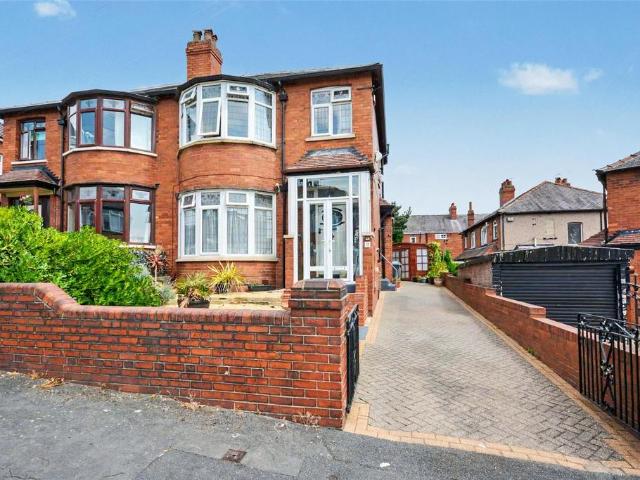 House for sale in Oakwood, West Yorkshire