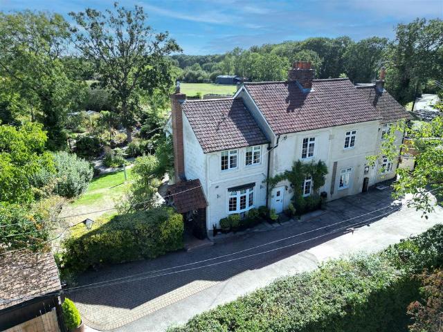 House for sale in Pilgrims' Hatch, Navestock Side