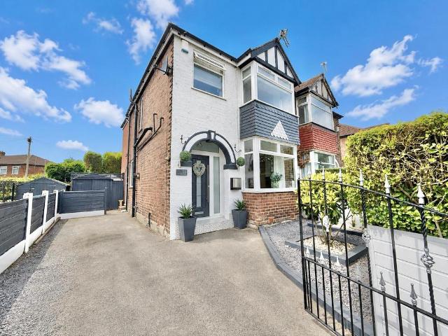 House for sale in Guide Bridge, Greenheys