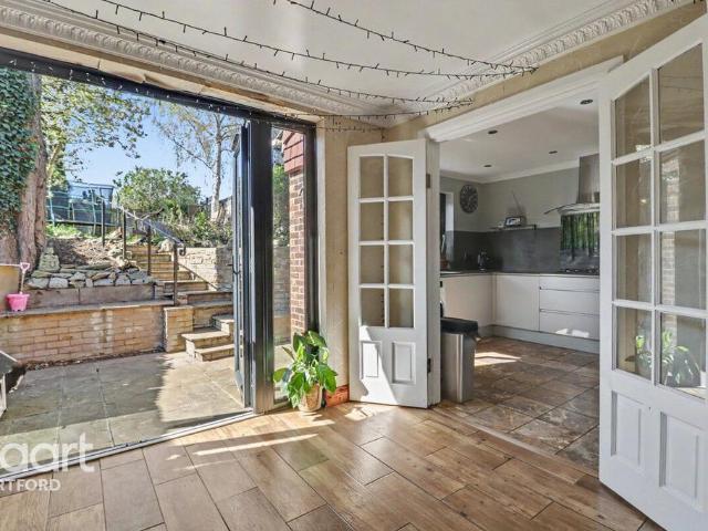 House for sale in Sutton-at-Hone and Hawley, Monks Orchard