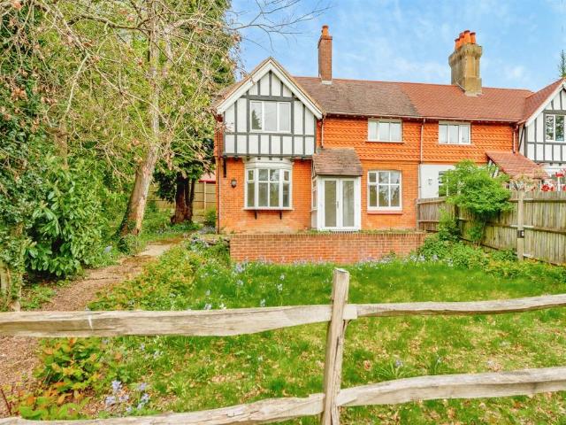 House for sale in Nutfield, Hillview