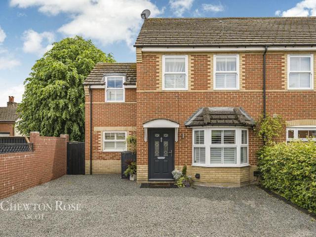 House for sale in Heol-las, Surrey