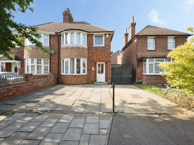 House for sale in Queens Park, Bedford