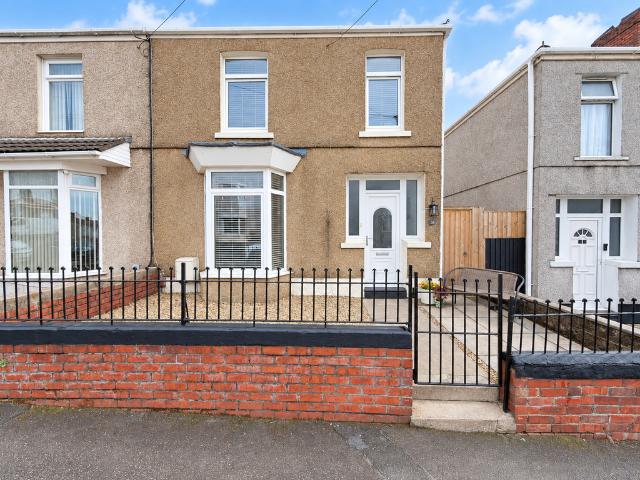 House for sale in Cwmbwrla, Nangreaves