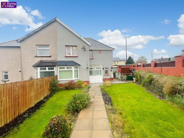 House for sale in Woodfieldside, Croespenmaen