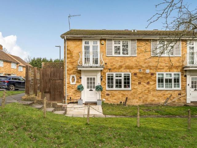 House for sale in Little Stanmore, Greater London