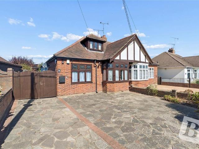 House for sale in Pilgrims' Hatch, Navestock Side