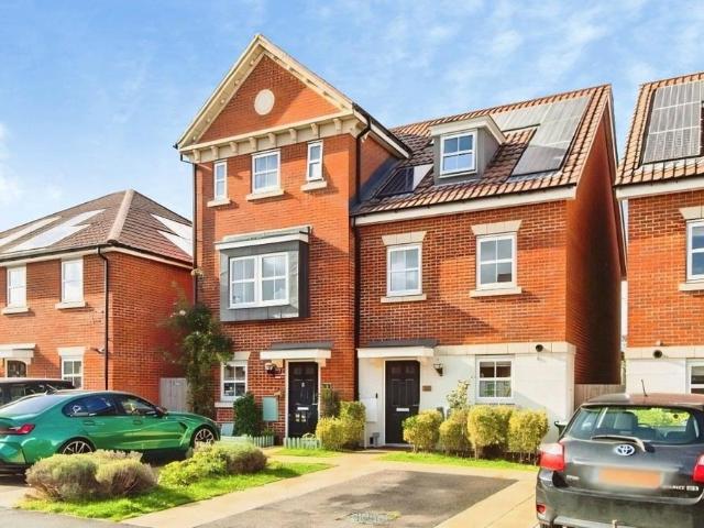 House for sale in Slade Green, Greater London