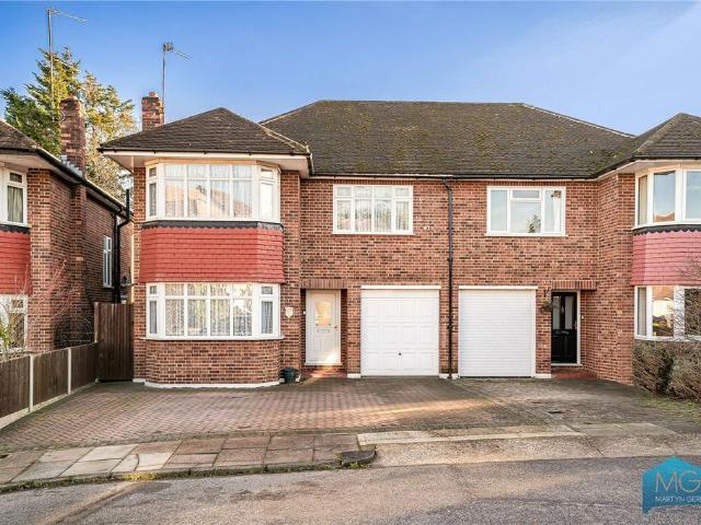 House for sale in Oakleigh Park, Greater London