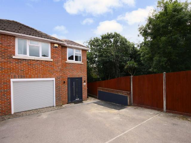 House for sale in Hedge End, Helford