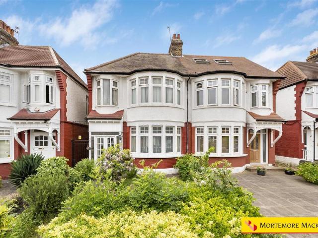 House for sale in Winchmore Hill, Edmonton