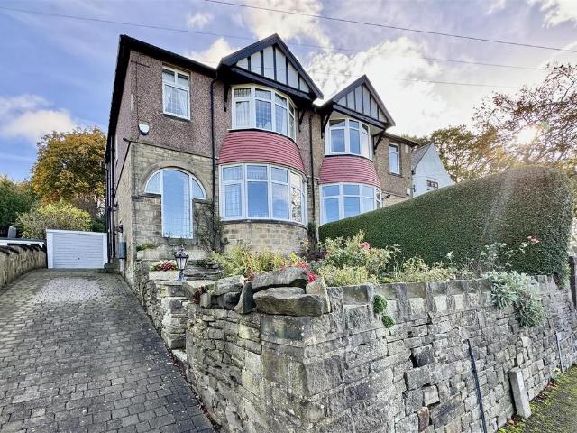 House for sale in Almondbury, West Yorkshire