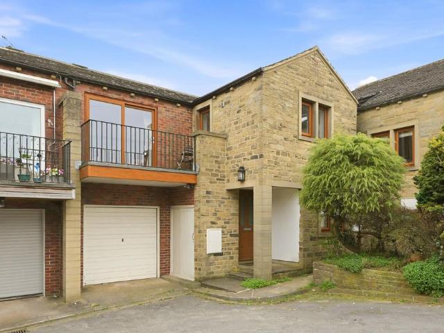 House for sale in Almondbury, West Yorkshire