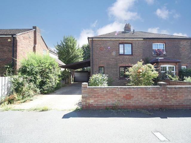 House for sale in Spring Park, Luton