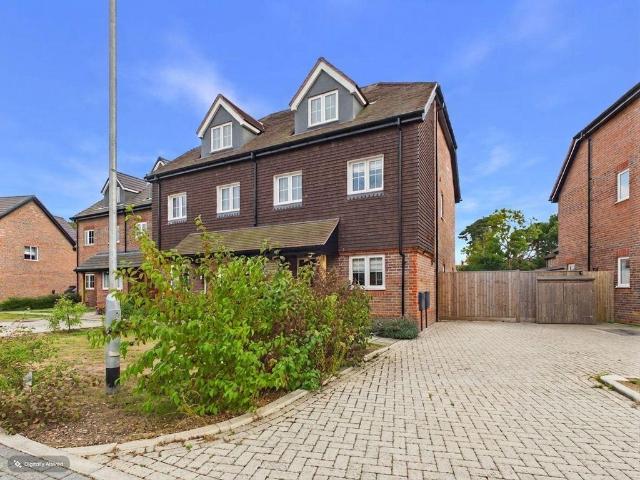 House for sale in Caterham on the Hill, Hillview
