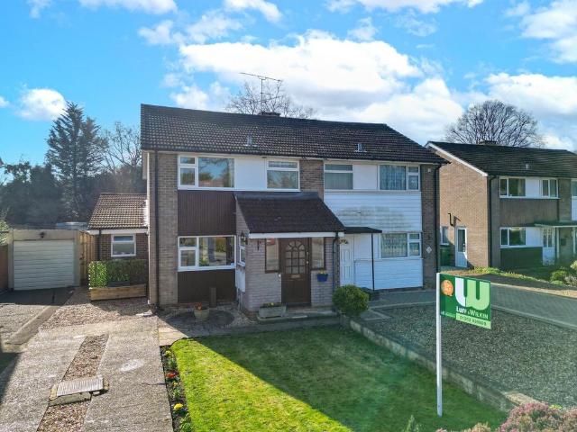 House for sale in Heol-las, Surrey