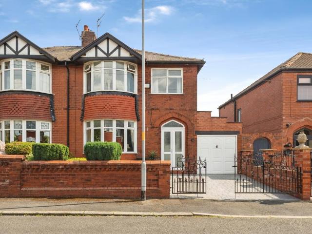 House for sale in Guide Bridge, Greenheys