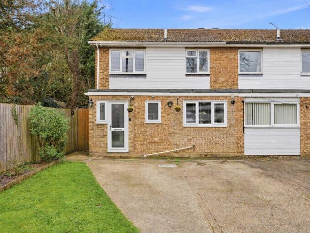 House for sale in How Wood, Five Acres