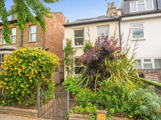 House for sale in North Finchley, Greater London