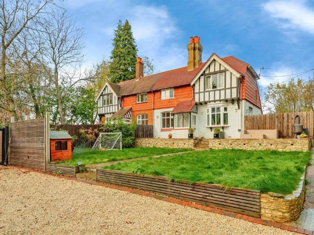 House for sale in Nutfield, Hillview