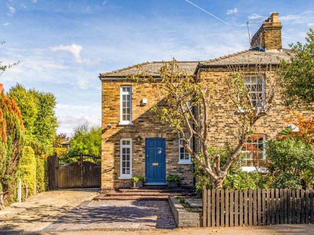 House for sale in Fortis Green, Greater London