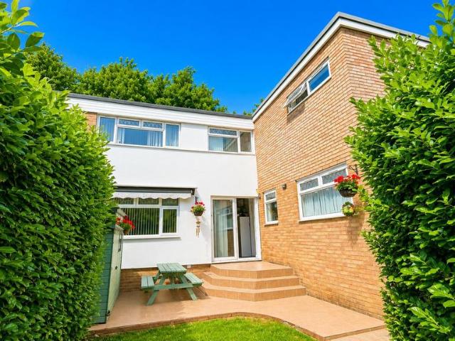 House for sale in Highfield, Pouchen End