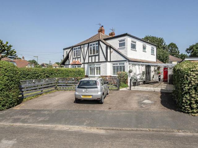 House for sale in Caterham on the Hill, Hillview