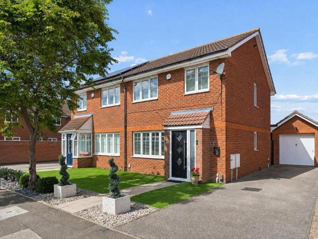 House for sale in Elm Park, Greater London