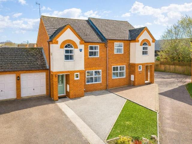 House for sale in Barton-le-clay, Bedfordshire
