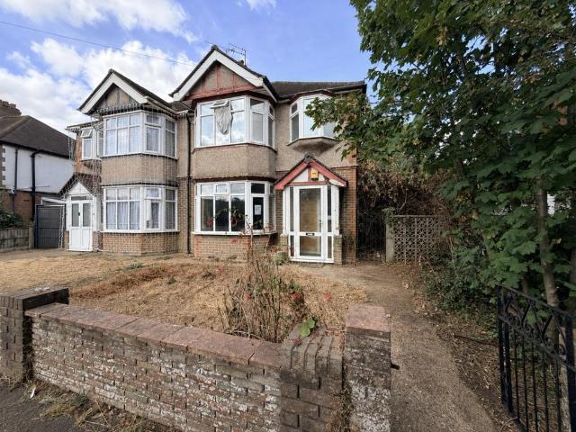 House for sale in Spring Park, Luton