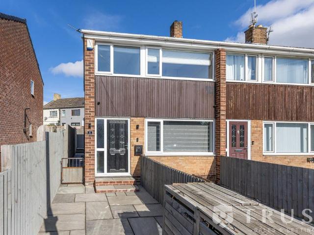 House for sale in Howden Clough, West Yorkshire