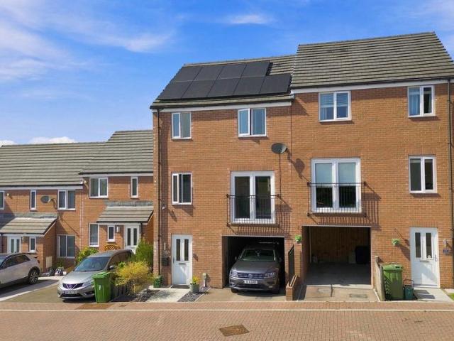 House for sale in Woodfieldside, Croespenmaen
