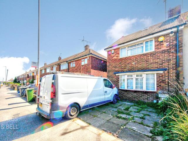 House for sale in Spring Park, Luton