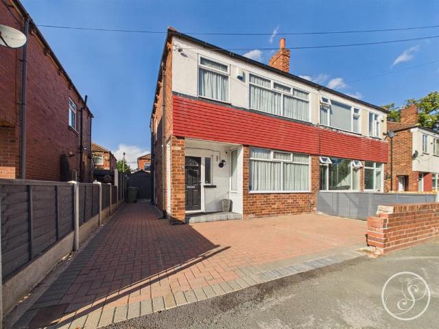 House for sale in Fearnville, Leeds