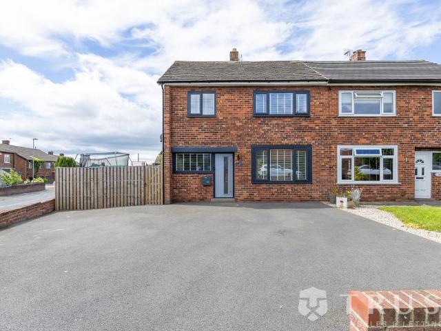 House for sale in Hanging Heaton, Dewsbury