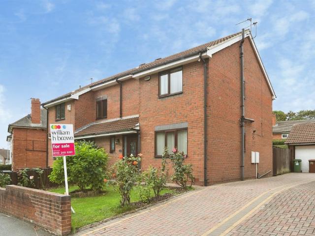 House for sale in Hollin Park, Leeds
