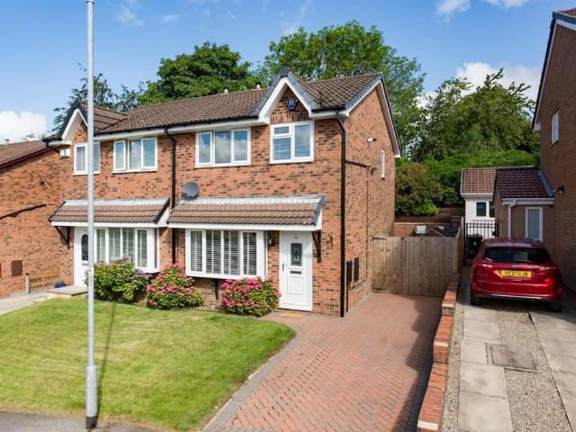 House for sale in Low Farm, West Yorkshire