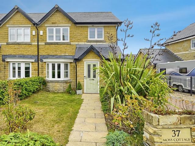 House for sale in Holme Valley, Hade Edge