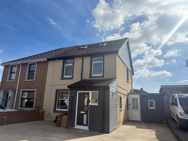 House for sale in Llanharry