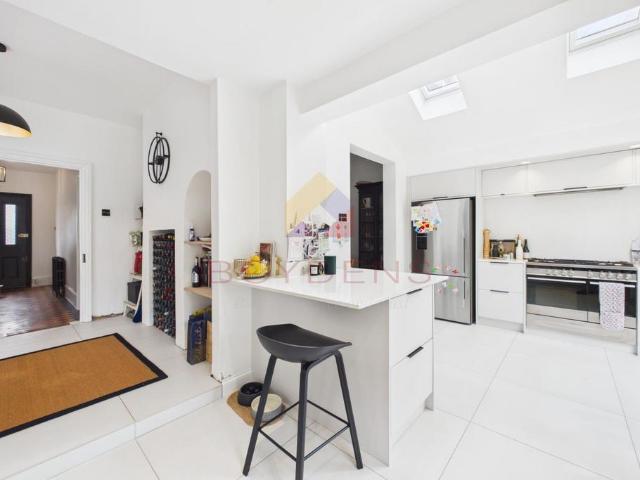 House for sale in Chipping Hill, Essex