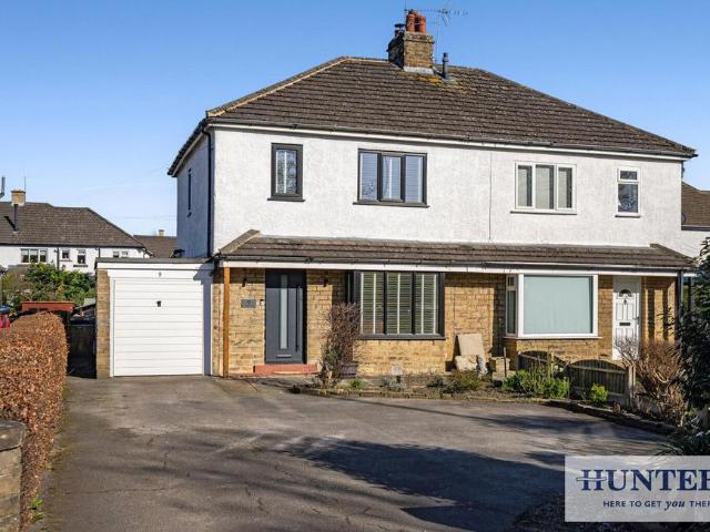 House for sale in Tranmere Park, Guiseley