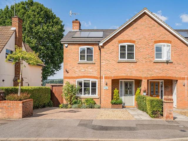 House for sale in Ashlyns Estate, Pouchen End
