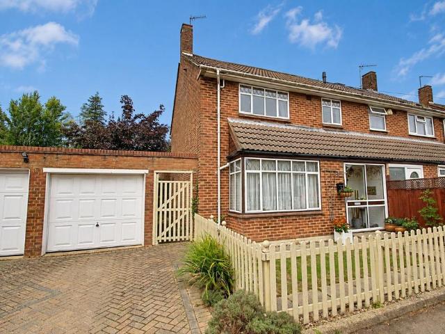 House for sale in Bennetts End, Pouchen End